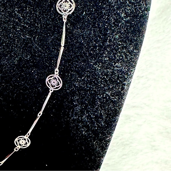 Vintage Avon Silver Lotus Station Necklace - Picture 2 of 5